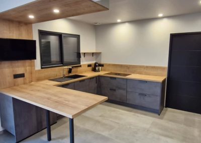 Réalisation cuisine façade béton ardoise dans les Pyrénées-Orientales