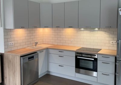 Réalisation cuisine couleur soie grisée et plan en bois à Pia