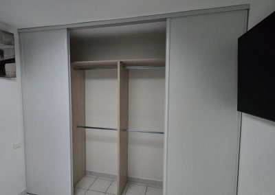 Réalisation dressing gris clair avec porte coulissante